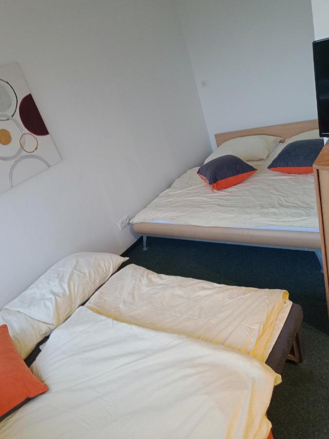 Apartman Obecni Hostinec Provodov (Hradec Kralove) المظهر الخارجي الصورة